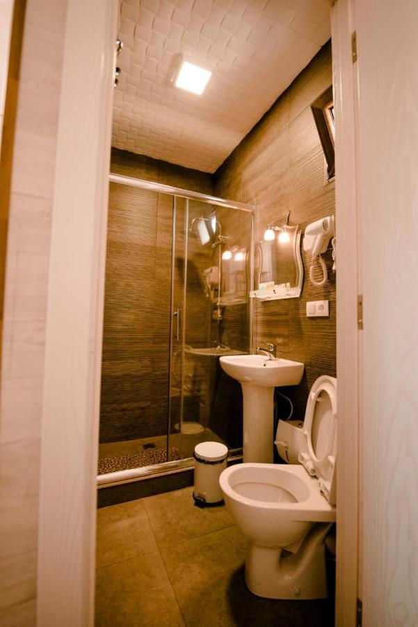 Hulus Hotel Махінджаурі Екстер'єр фото