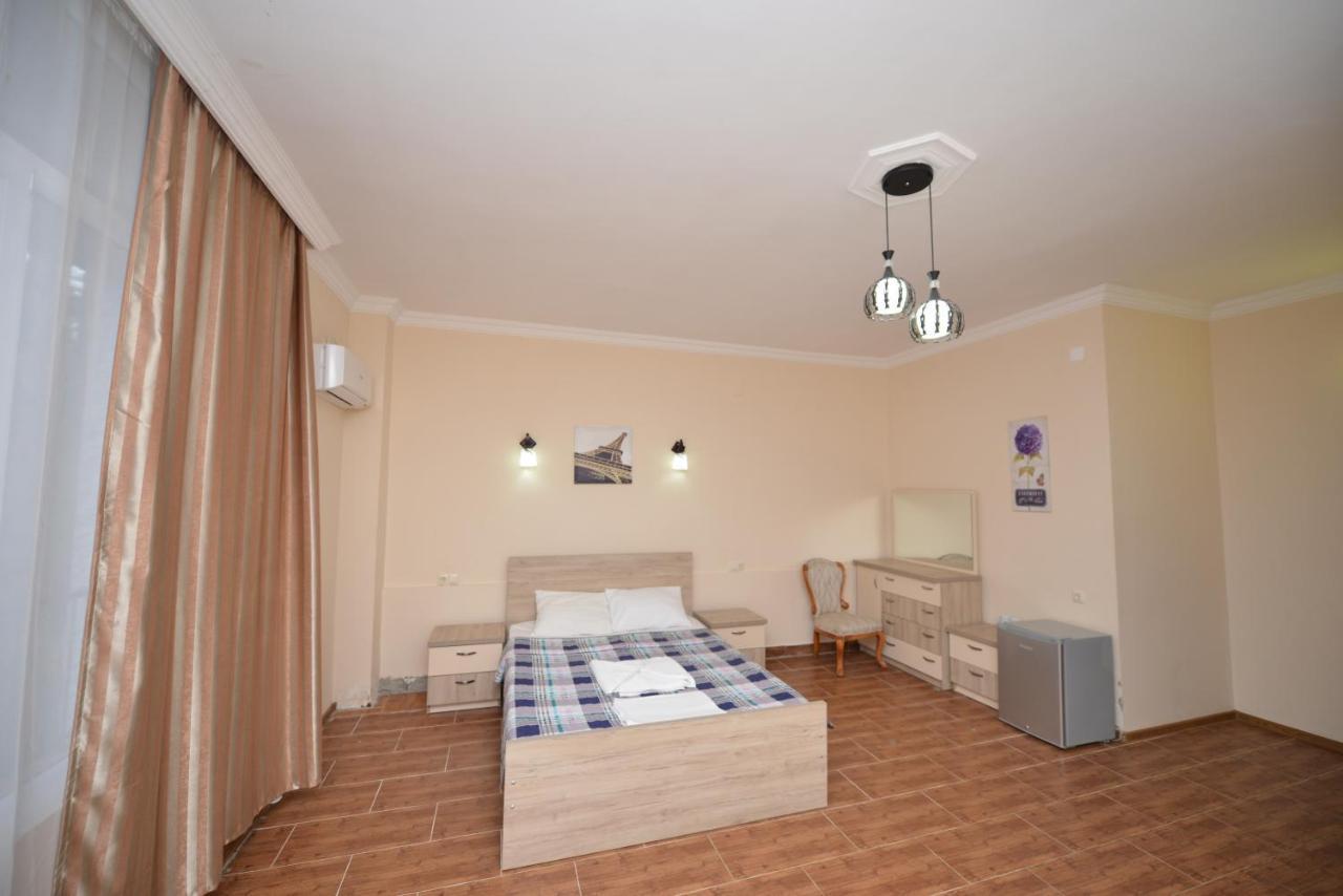Hulus Hotel Махінджаурі Екстер'єр фото