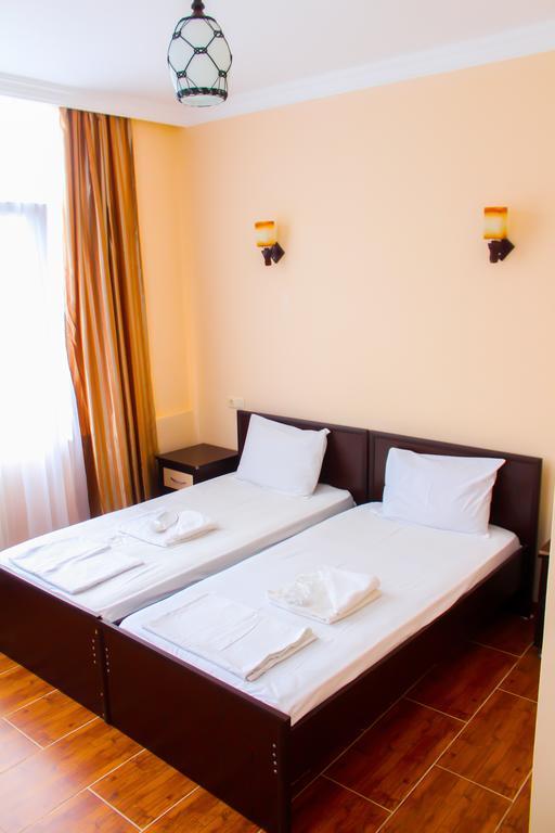 Hulus Hotel Махінджаурі Екстер'єр фото