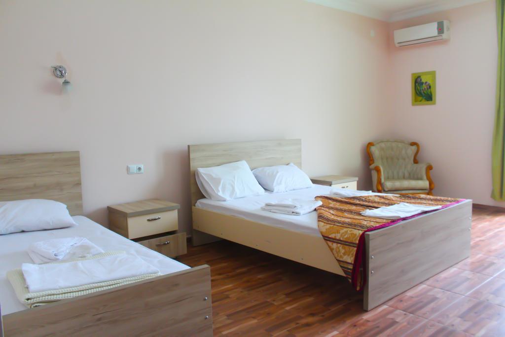 Hulus Hotel Махінджаурі Екстер'єр фото