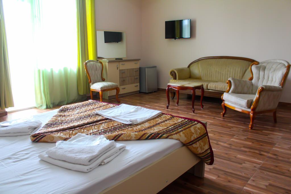 Hulus Hotel Махінджаурі Екстер'єр фото